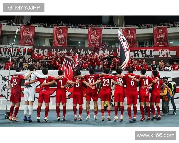 上港与重庆精彩对决重播回顾赛场瞬间与精彩进球分析